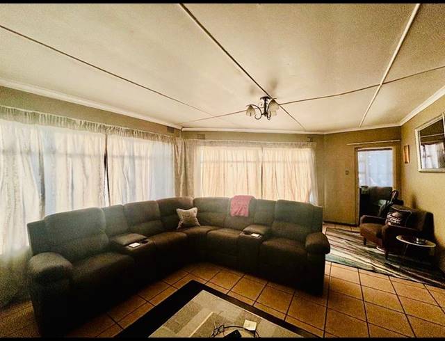1 BEDROOM APARTMENT FOR SALE IN VANDERBIJLPARK CW 3